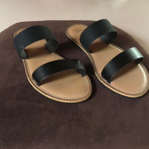 ☀️Black flat Sandals..NWOT - Picture 2 of 5